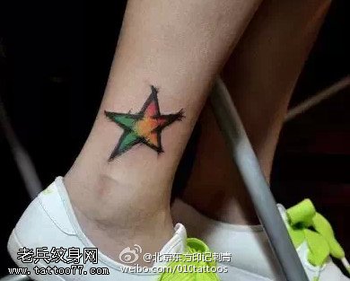 脚腕上水彩五角星纹身图案