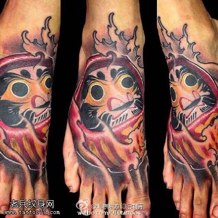 脚面上的达摩纹身图案