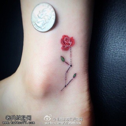 脚踝处的玫瑰纹身图案