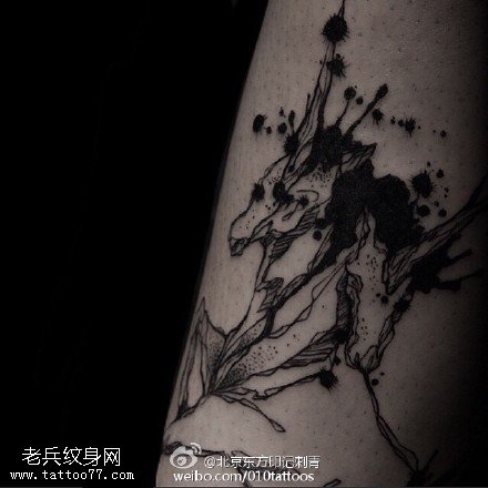 水墨风奔驰的马儿纹身图案