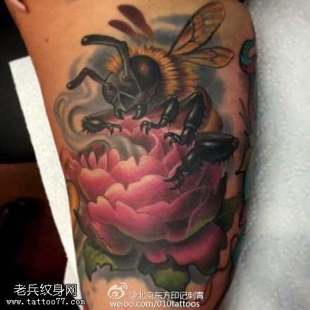 彩绘采花的小蜜蜂纹身图案