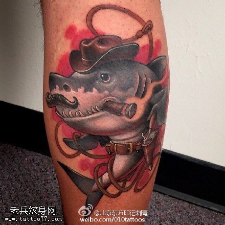 腿部彩绘鲨鱼纹身图案