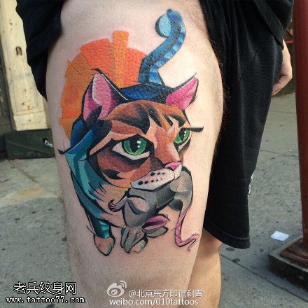 大腿上彩色的小猫咪纹身图案