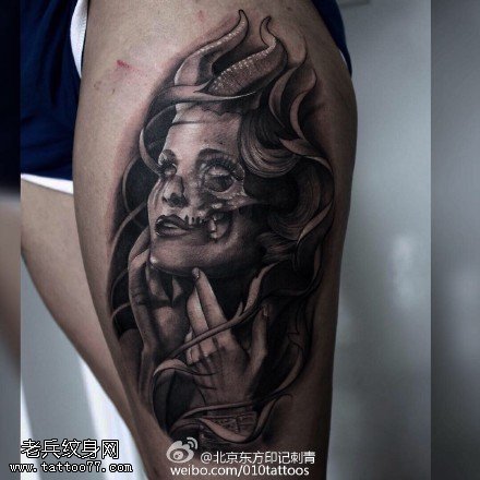 大腿上毁容的美女纹身图案