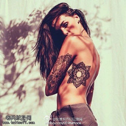 欧美女子个性梵花纹身图案