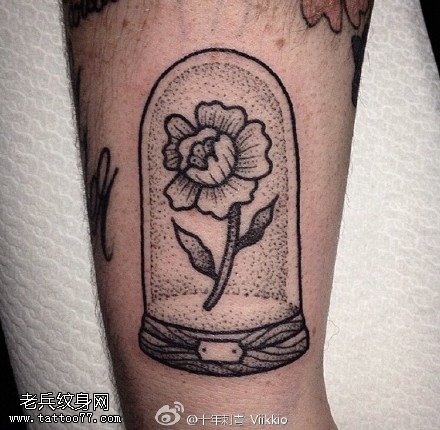 脚腕上的小花纹身图案