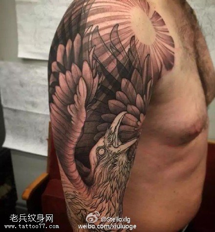 肩膀的雄鹰纹身图案