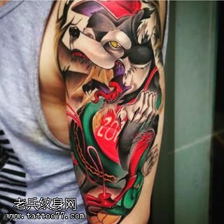 肩部彩绘狼狗纹身图案