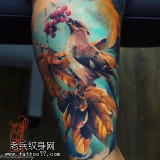 小腿水墨的鸟儿纹身图案