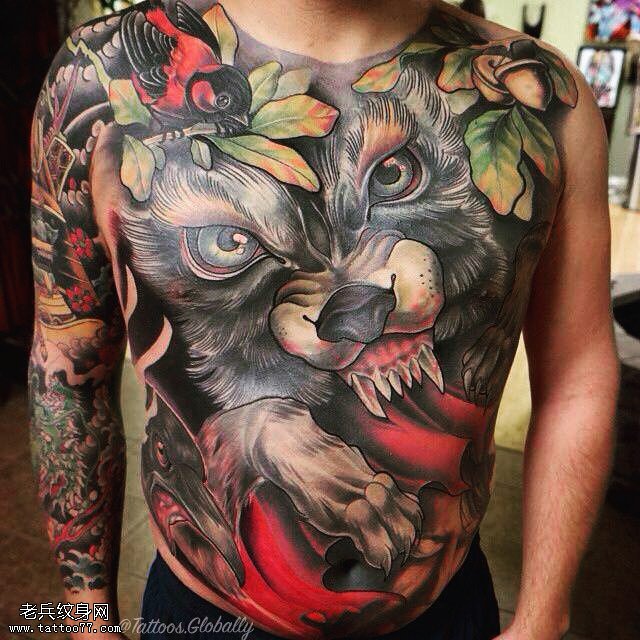 胸前彩绘的黑熊纹身图案