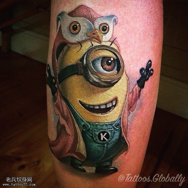 腿部彩绘小黄人纹身图案