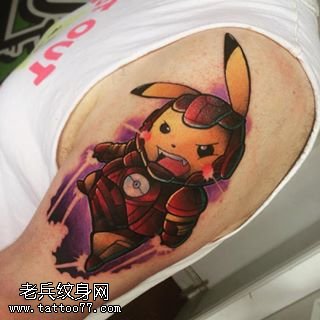 肩部彩绘的史迪奇纹身图案