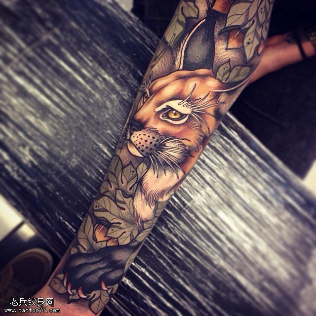 手臂彩绘的兔子纹身图案