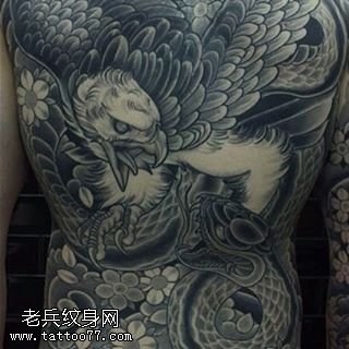 背部的老鹰蛇纹身图案