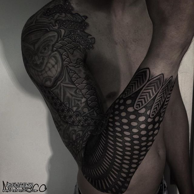 肩部的点刺图腾纹身图案