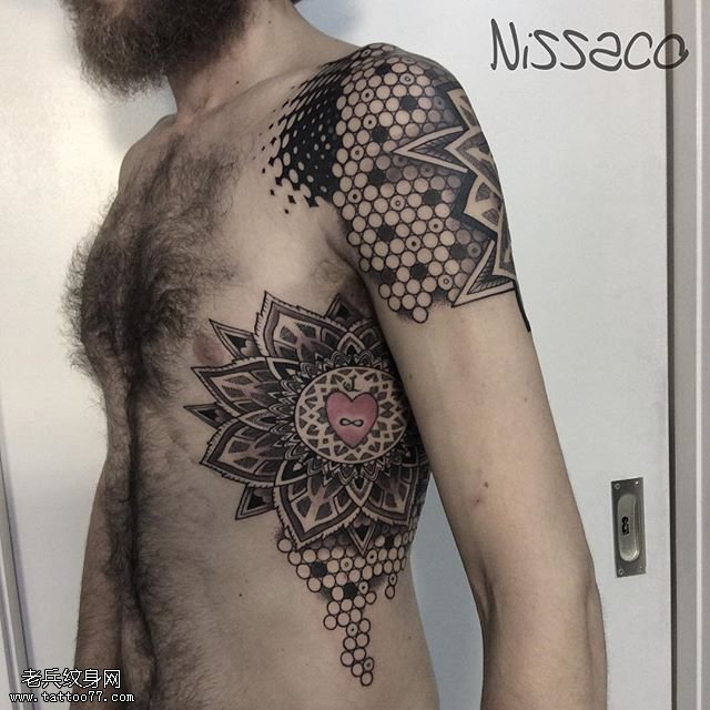 肩部的密集图腾纹身图案