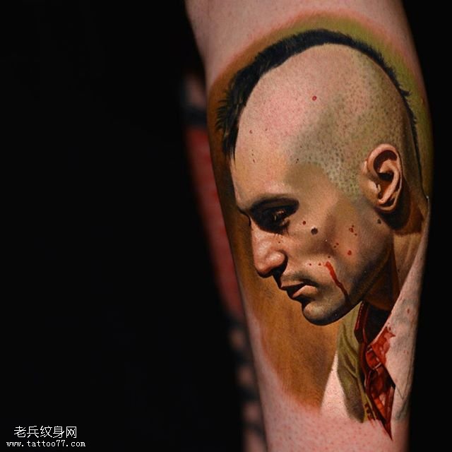 小腿上虐心的肖像纹身图案