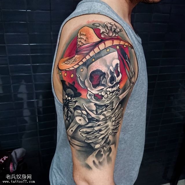 肩部的骷髅骨架纹身图案