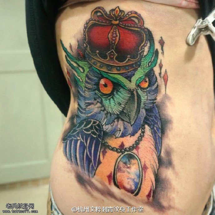 腹部的猫头鹰皇冠纹身图案