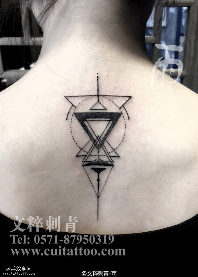 背部几何线条图形纹身图案