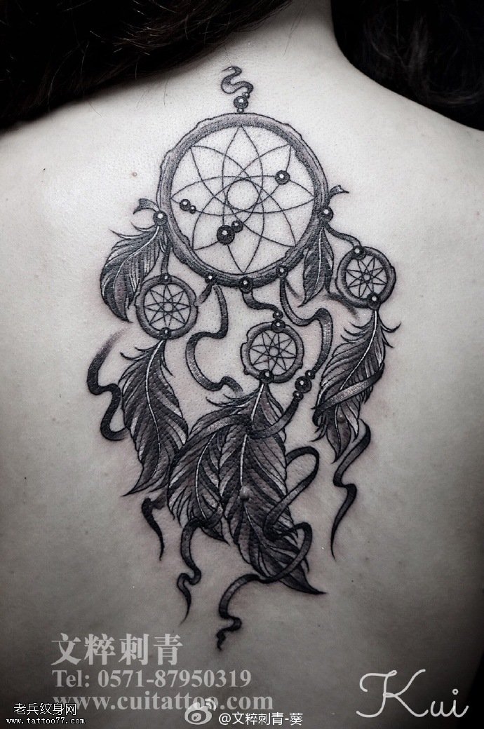 背部的经典捕梦网纹身图案