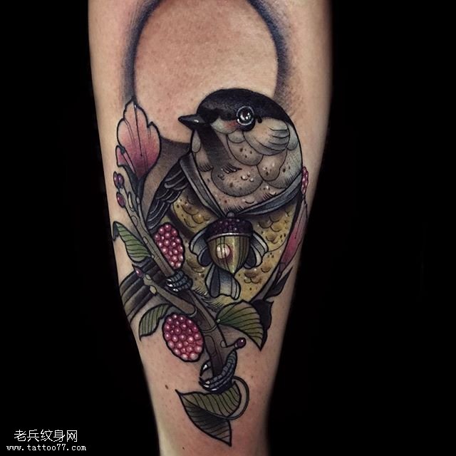 小腿部写实的鸟纹身图案