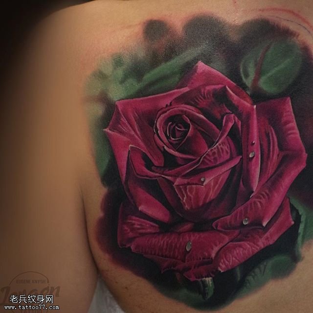 肩部逼真写实的玫瑰纹身图案