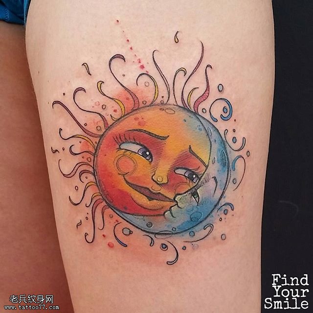 大腿彩绘的太阳纹身图案