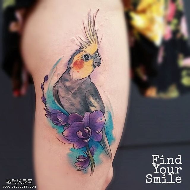 腿部水彩的啄木鸟纹身图案