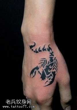 手臂虎口图腾蝎子纹身图案