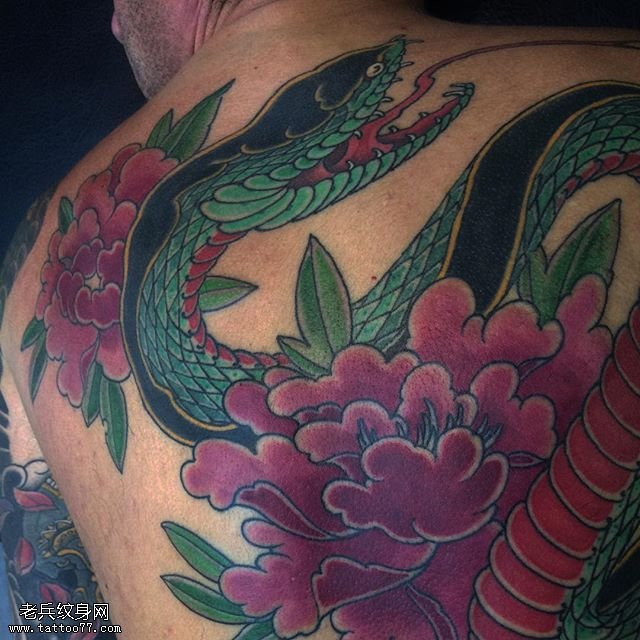 背部的青蛇牡丹纹身图案