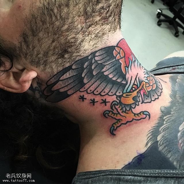 脖子上的彩绘老鹰纹身图案