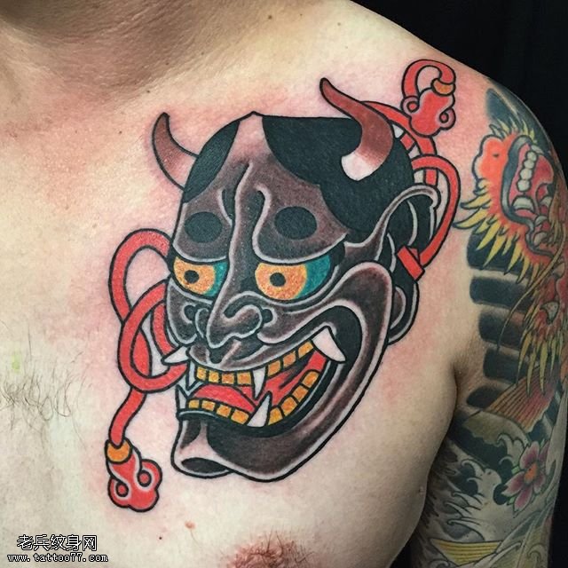 肩部彩绘的般若面具纹身图案
