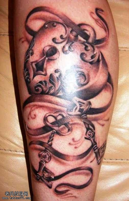 腿部漂亮好看的锁纹身图案