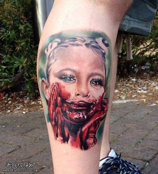 腿部时尚的女吸血鬼纹身图案