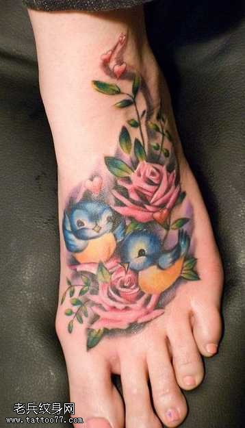 脚部漂亮的小鸟花朵纹身图案