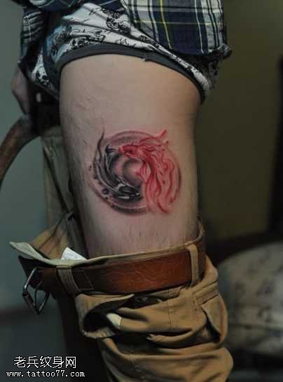 腿部两只水墨色小金鱼纹身图案