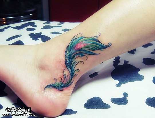 腿部绿色彩羽纹身图案