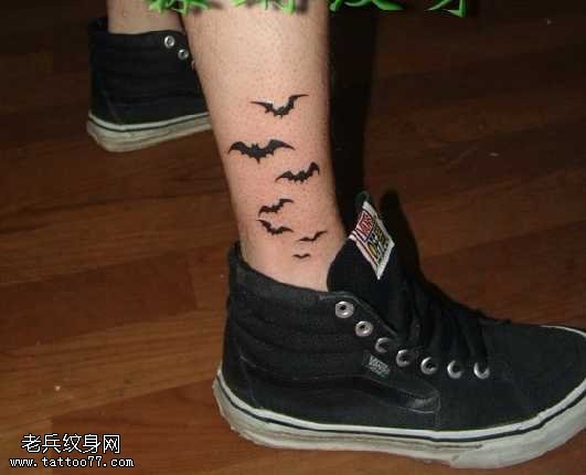 腿部外侧黑色蝙蝠纹身图案