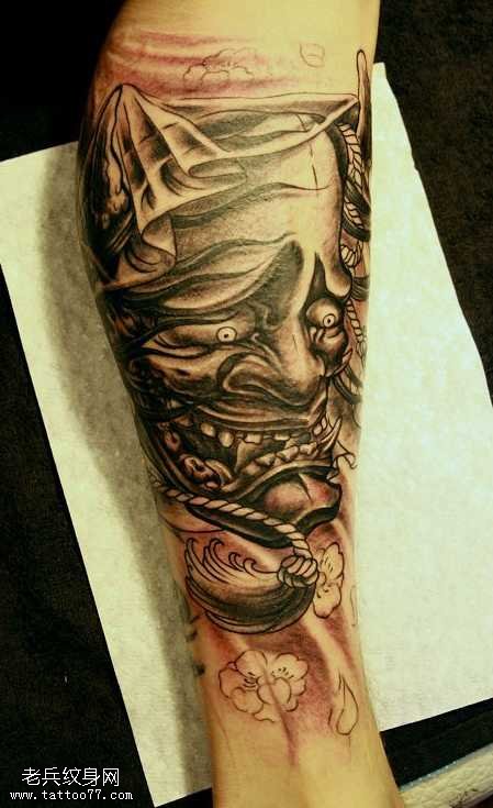 腿部般若纹身图案