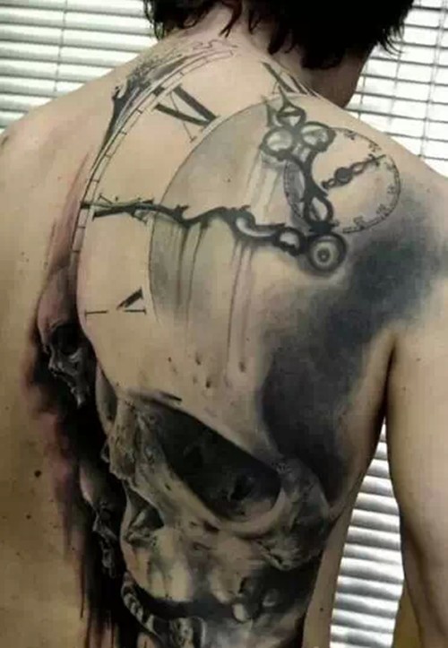 背部大气钟表纹身