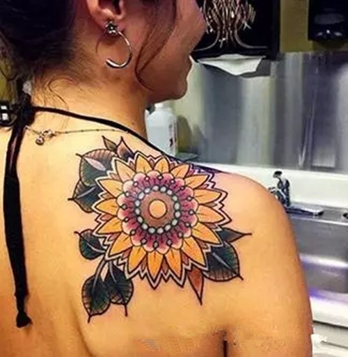 向阳而开的向日葵纹身