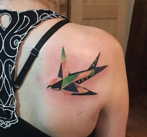 淘气的小燕子纹身