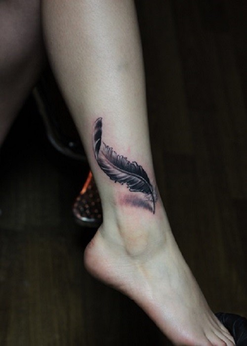 精致的羽毛纹身图案