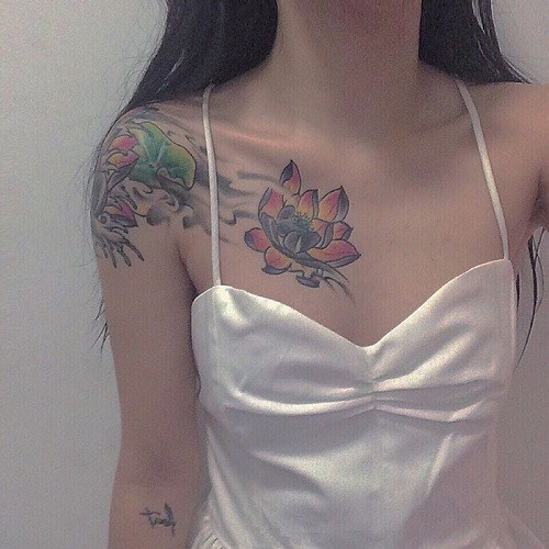 半裸香肩纹身