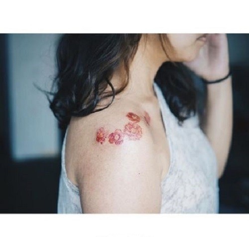 半裸香肩纹身
