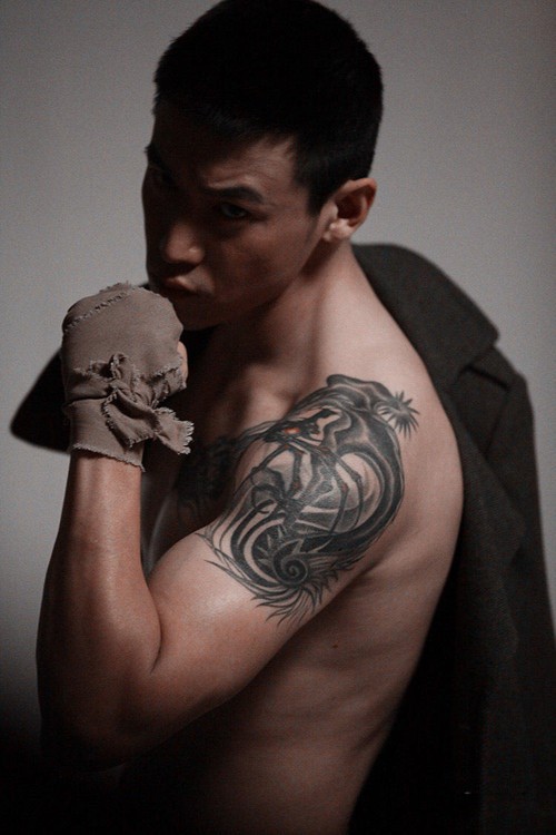 长腿男神陆毅的时尚纹身