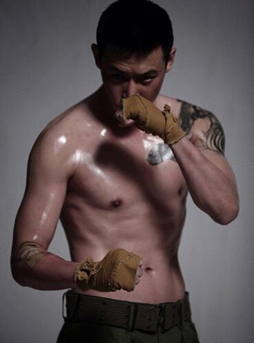 长腿男神陆毅的时尚纹身