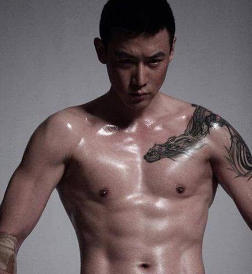 长腿男神陆毅的时尚纹身