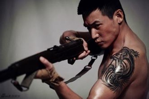 长腿男神陆毅的时尚纹身